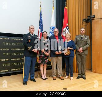 John Tisserand et sa femme Jeanie se situent entre le vice-président de classe et le lieutenant-colonel bulgare Ivaylo Ivanov à droite et le colonel Brian Henderson, directeur du Programme des boursiers internationaux, et Ashlea Cordell - Lowe, coordonnateur des commandites à gauche Banque D'Images