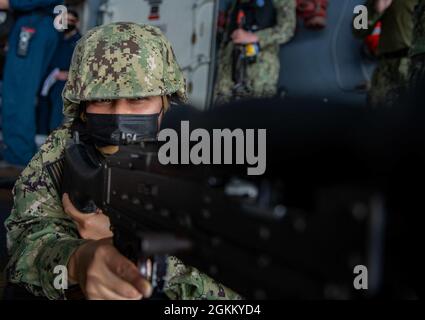 210520-N-NV699-1059 OCÉAN ATLANTIQUE (le 20 mai 2021) Master-at-Arms 2e classe Dianna Arrezfranklin, de fort Myers, Floride, tire une mitrailleuse M240 à partir d'un pont météorologique à bord du porte-avions de la classe Nimitz Harry S. Truman (CVN 75) pendant les essais en mer après avoir complété une disponibilité incrémentielle de transporteur étendu. Les essais en mer comprennent un essai complet des systèmes et des technologies du navire afin de s’assurer que le navire est prêt à reprendre ses activités. Banque D'Images