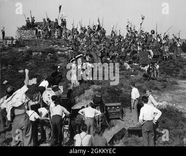 MARGARET BOYD DAVID NIVEN et FINLAY CURRIE avec une foule de clans sur le plateau Candid avec le film / caméra équipe sur Le lot des studios Shepperton pendant le tournage de BONNIE PRINCE CHARLIE 1948 réalisateurs ANTHONY KIMMINS et (non crédités) ALEXANDER KORDA scénario Clemence Le producteur Dane Edward Black London film Productions / British Lion film Corporation Banque D'Images