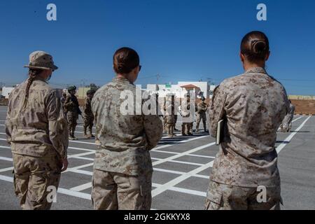 Les membres de l'équipe d'engagement des femmes (FET) du corps des Marines des États-Unis, affectés à la Force opérationnelle Marine Air-sol à but spécial – intervention en cas de crise – Commandement central, observent les Forces armées jordaniennes, en Jordanie, le 20 mai 2021. Le FET est composé de bénévoles toutes féminines qui travaillent spécifiquement avec des femmes et des forces en partenariat pour établir la confiance et des relations bénéfiques tout en respectant les frontières culturelles et les coutumes. Banque D'Images