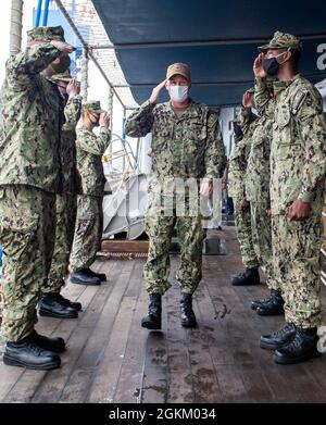 YOKOSUKA, Japon (21 mai 2021) – les garçons du côté de l'USS Blue Ridge rendent hommage au commandant du Groupe de grève expéditionnaire (ESG) 7, Force opérationnelle 76, ADM arrière. Christopher Engdahl lors de sa visite à bord de la 7e flotte américaine USS Blue Ridge (LCC 19) le 21 mai 2021. Blue Ridge est le plus ancien navire opérationnel de la Marine et, en tant que 7e navire de commandement de la flotte, travaille activement à favoriser les relations avec les alliés et les partenaires de la région Indo-Pacifique. Banque D'Images