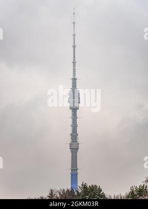 Tour de télévision d'Ostankino dans le brouillard à travers les branches d'arbre d'hiver. Tour de télévision d'Ostankino à Moscou, Russie Banque D'Images