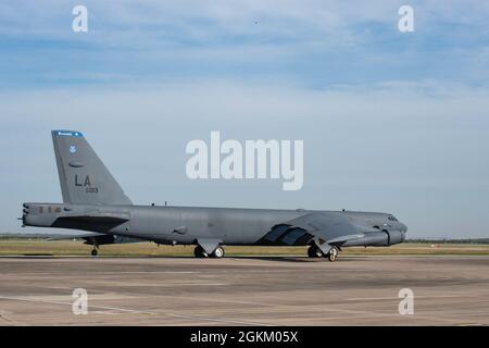 B-52H Stratoforteresse affecté à la 2e Escadre Bomb, base aérienne de Barksdale, taxis qui se préparent au décollage à la base aérienne de Moron, Espagne, le 21 mai 2021. Les missions de bombardiers démontrent la crédibilité de nos forces pour s'attaquer à un environnement de sécurité mondial plus diversifié et incertain qu'à tout autre moment de notre histoire. Banque D'Images