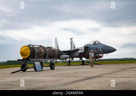 Un spectateur regarde un F-15C Eagle statique affecté à la 125ème aile de Fighter, Florida Air National Guard, garée sur une rampe à l'aéroport international de Jacksonville pour l'expérience Porsche qui s'est tenue le 21 mai 2021. Banque D'Images