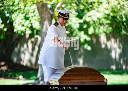 Aumônier de la marine américaine (Lt.) Chandler Irwin préside le service funéraire de la U.S. Navy Radioman de 3e classe Thomas Griffith dans la section 60 du cimetière national d'Arlington, Arlington, Virginie, le 21 mai 2021. Griffith a été affecté au cuirassé USS Oklahoma, qui a été amarré à Ford Island, Pearl Harbor, lorsqu'il a été attaqué par des avions japonais le 7 décembre 1941 pendant la Seconde Guerre mondiale L'USS Oklahoma a subi de multiples coups de torpille, ce qui l'a rapidement entraîné. L'attaque sur le navire a entraîné la mort de 429 hommes d'équipage, dont Griffith, qui avait 20 ans. Griffith est resté unide Banque D'Images