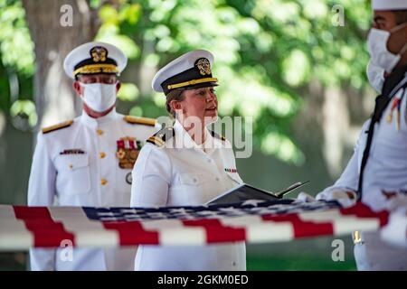 Aumônier de la marine américaine (Lt.) Chandler Irwin préside le service funéraire de la U.S. Navy Radioman de 3e classe Thomas Griffith dans la section 60 du cimetière national d'Arlington, Arlington, Virginie, le 21 mai 2021. Griffith a été affecté au cuirassé USS Oklahoma, qui a été amarré à Ford Island, Pearl Harbor, lorsqu'il a été attaqué par des avions japonais le 7 décembre 1941 pendant la Seconde Guerre mondiale L'USS Oklahoma a subi de multiples coups de torpille, ce qui l'a rapidement entraîné. L'attaque sur le navire a entraîné la mort de 429 hommes d'équipage, dont Griffith, qui avait 20 ans. Griffith est resté unide Banque D'Images