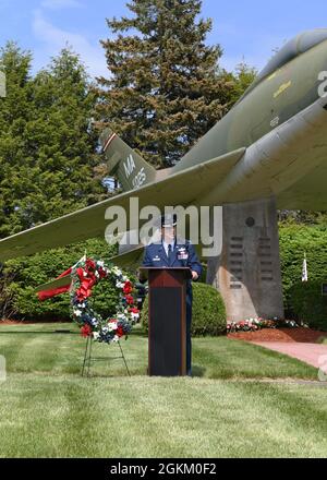 Les membres de la 104e Escadre Fighter se réunissent pour rendre hommage à leurs frères et sœurs dans des armes tombées en vol lors de la cérémonie annuelle de redédicace du Mémorial du F-100, le 21 mai 2021, à la base de la Garde nationale de l'air Barnes, Massachusetts. Le colonel Tom 'Sling' Bladen, commandant du 104FW, a parlé de l'importance de se souvenir de tous ceux qui sont venus devant nous. La cérémonie rend hommage à 13 aviateurs 104FW pour leur service et leur sacrifice en devoir à l'État et au pays. Il est à la mémoire de : - 1er lieutenant Edward W. Meacham, Monomoy point, Massachusetts, 17 août 1948 - Maj. Robert Anderstrom, Granby, Connecticut, 7,1954 - 1s mai Banque D'Images