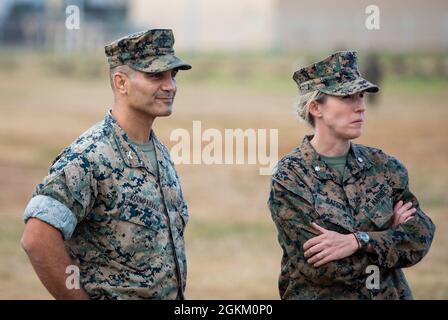 Le colonel Speros Koumparakis, commandant de la base des Marines d'Hawaii, et le lieutenant-colonel Carrie Batson, commandant du bataillon du quartier général, MCBH, supervisent les événements de l'événement nocturne Warrior de HQBN, MCBH, le 20 mai 2021. L'événement HQBN Warrior Night comprenait diverses activités de renforcement d'équipe et visait à favoriser la cohésion de l'unité et l'esprit de corps. Banque D'Images