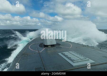 HNoMS Fridtjof Nansen (F310) a lancé deux missiles-missiles-épars de mer évolués (ESSM) dans le cadre de la démonstration en mer du formidable Bouclier 2021, le 21 mai 2021. L'exercice consiste à tirer deux contre-missiles sur un drone autonome à vitesse supersonique. La Frégate de classe Nansen passa avec des couleurs volantes. Nansen participe à l'exercice, en tant que membre de l'OTAN, visant à renforcer la coopération internationale. Banque D'Images