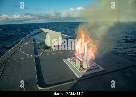 HNoMS Fridtjof Nansen (F310) a lancé deux missiles-missiles-épars de mer évolués (ESSM) dans le cadre de la démonstration en mer du formidable Bouclier 2021, le 21 mai 2021. L'exercice consiste à tirer deux contre-missiles sur un drone autonome à vitesse supersonique. La Frégate de classe Nansen passa avec des couleurs volantes. Nansen participe à l'exercice, en tant que membre de l'OTAN, visant à renforcer la coopération internationale. Banque D'Images