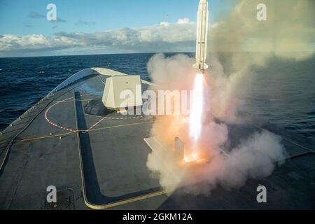 HNoMS Fridtjof Nansen (F310) a lancé deux missiles-missiles-épars de mer évolués (ESSM) dans le cadre de la démonstration en mer du formidable Bouclier 2021, le 21 mai 2021. L'exercice consiste à tirer deux contre-missiles sur un drone autonome à vitesse supersonique. La Frégate de classe Nansen passa avec des couleurs volantes. Nansen participe à l'exercice, en tant que membre de l'OTAN, visant à renforcer la coopération internationale. Banque D'Images