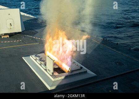 HNoMS Fridtjof Nansen (F310) a lancé deux missiles-missiles-épars de mer évolués (ESSM) dans le cadre de la démonstration en mer du formidable Bouclier 2021, le 21 mai 2021. L'exercice consiste à tirer deux contre-missiles sur un drone autonome à vitesse supersonique. La Frégate de classe Nansen passa avec des couleurs volantes. Nansen participe à l'exercice, en tant que membre de l'OTAN, visant à renforcer la coopération internationale. Banque D'Images