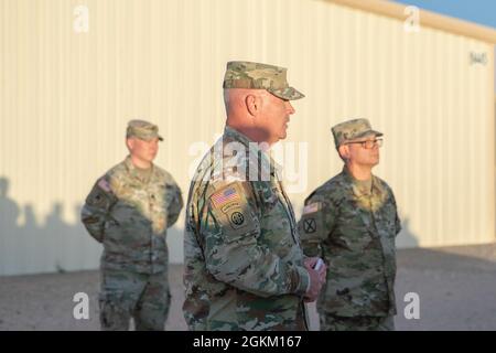 Joseph Hopkins, colonel de l'armée américaine, commente la cérémonie de promotion de l'Adjudant-chef de l'armée américaine 2 Christopher Corbett, quartier général, Headquarters Company, 86e équipe de combat de la brigade d'infanterie (Mountain), Garde nationale de l'armée du Vermont, au complexe d'entraînement opérationnel de préparation du Camp McGregor, Nouveau-Mexique, 21 mai 2021. Les adjudants sont des experts hautement spécialisés dans leurs domaines de carrière et servent souvent dans l'armée pendant de nombreuses années. Banque D'Images