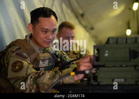 U.S. Air Force Tech. Sgt. John Quiason, expéditeur de l'opération du 921e Escadron d'intervention en cas d'urgence, apprend à exploiter un système de liaison de données tactique pendant le Mobility Guardian 2021, à Oscoda-Wurtsmith (Michigan), le 21 mai 2021. Mobility Guardian inclut la première formation à grande échelle du Commandement de la mobilité aérienne sur l'emploi de combat Agile, l'emploi d'aviateurs multi-capables et se concentre sur les systèmes de gestion de combat d'avancement grâce à l'utilisation de TDL pour accélérer les cycles de prise de décision des données. Banque D'Images