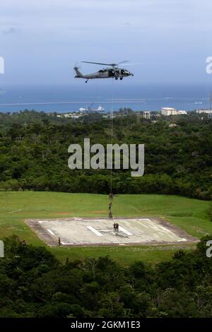 Les marins américains et les marins du 3D reconnaissance Battalion, 3d Marine Division, mènent une formation spéciale d'insertion/extraction de patrouille au Camp Schwab, Okinawa, Japon, le 21 mai 2021. Les techniques de gréage et de rapage de SPIE sont utilisées pour insérer et extraire rapidement des Marines lorsqu'une zone d'atterrissage n'est pas disponible. Banque D'Images