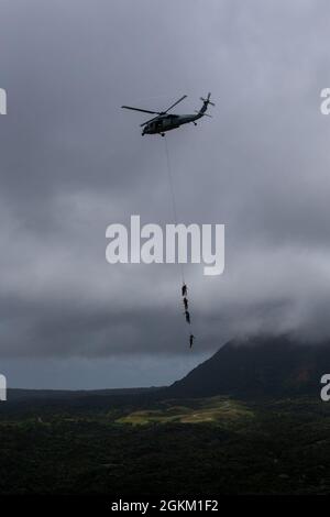 Les marins américains et les marins du 3D reconnaissance Battalion, 3d Marine Division, mènent une formation spéciale d'insertion/extraction de patrouille au Camp Schwab, Okinawa, Japon, le 21 mai 2021. Les techniques de gréage et de rapage de SPIE sont utilisées pour insérer et extraire rapidement des Marines lorsqu'une zone d'atterrissage n'est pas disponible. Banque D'Images