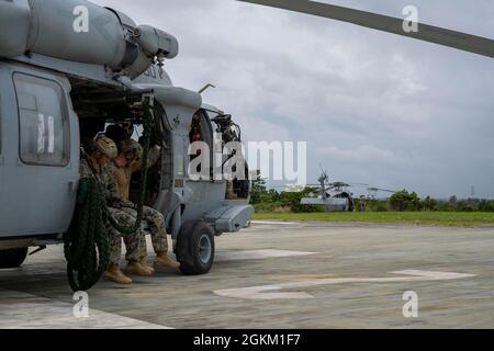 Les Marines des États-Unis avec 3d reconnaissance Battalion, 3D Marine Division, se préparent à effectuer un entraînement rapide de corde à partir d'un hélicoptère MH-60S Sea Hawk sur le Camp Schwab, Okinawa, Japon, le 21 mai 2021. Les techniques de corde rapide sont utilisées pour insérer rapidement des Marines lorsqu'une zone d'atterrissage n'est pas disponible. Banque D'Images