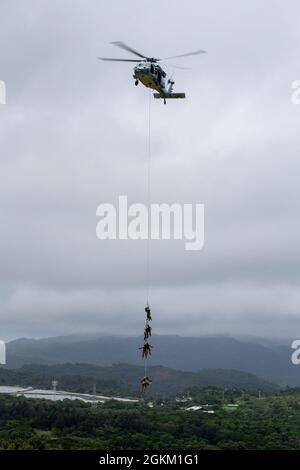 Les marins américains et les marins du 3D reconnaissance Battalion, 3d Marine Division, mènent une formation spéciale d'insertion/extraction de patrouille au Camp Schwab, Okinawa, Japon, le 21 mai 2021. Les techniques de gréage et de rapage de SPIE sont utilisées pour insérer et extraire rapidement des Marines lorsqu'une zone d'atterrissage n'est pas disponible. Banque D'Images