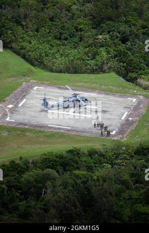 Les marins américains et les marins du 3D reconnaissance Battalion, 3d Marine Division, se préparent à mener une formation spéciale d'insertion/extraction de patrouille au Camp Schwab, Okinawa, Japon, le 21 mai 2021. Les techniques de gréage et de rapage de SPIE sont utilisées pour insérer et extraire rapidement des Marines lorsqu'une zone d'atterrissage n'est pas disponible. Banque D'Images