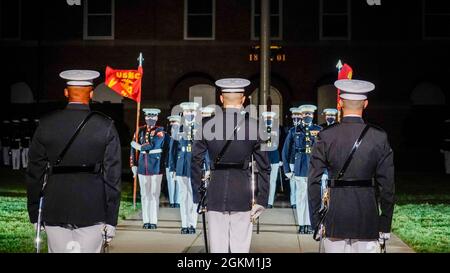 Les Marines et le personnel du défilé se tiennent à la position d'attention lors de la parade du vendredi soir à la caserne marine de Washington, le 21 mai 2021. L'invité d'honneur pour la soirée était son Excellence Karen E. Pierce, ambassadrice britannique du CMG aux États-Unis, et le responsable hôte de la soirée était le Lieutenant général Lewis A. Craparotta, commandant général du Commandement de l'instruction et de l'éducation. Banque D'Images