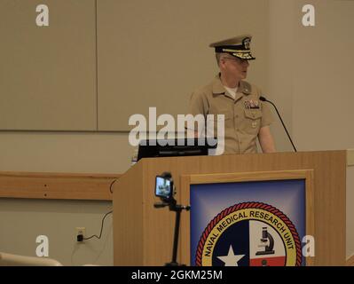 Forces médicales navales Commandant du Pacifique SMA arrière. Tim Weber prononce un discours en tant que conférencier invité à l'unité de recherche médicale navale de San Antonio (NAMRU-sa), le 21 mai. Au cours de la cérémonie, le commandant a accueilli le commandant entrant, le Capt Gerald DeLong, et a fait ses adieux au Capt Andrew Vaughn. Weber a la supervision des huit laboratoires de recherche de Navy Medicine, dont NAMRU-sa. Banque D'Images