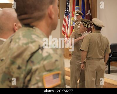 ADM. Arrière Tim Weber, commandant des Forces médicales navales du Pacifique, décerne le capitaine Andrew Vaughn à la Légion du mérite pendant le changement de commandement de l'unité de recherche médicale navale de San Antonio (NAMRU-sa), mai 21. Lors de la cérémonie, le commandant a accueilli le commandant entrant, le Capt Gerald DeLong, et a fait ses adieux au Capt Andrew Vaughn. Weber, qui a la supervision des huit laboratoires de recherche de Navy Medicine, y compris NAMRU-sa, a été conférencier invité. Banque D'Images