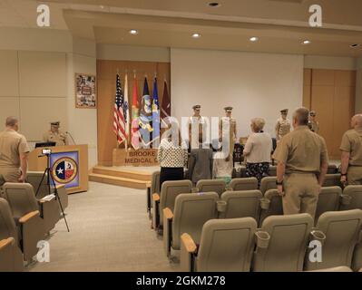 Le capitaine Andrew Vaughn prononce un discours à l'unité de recherche médicale navale de San Antonio (NAMRU-sa), en mai 21. Au cours de la cérémonie, le commandant a fait ses adieux à Vaughn et a accueilli le commandant entrant, le Capt Gerald DeLong. Le conférencier invité était le commandant arrière de la Force médicale navale du Pacifique. Tim Weber, qui a la supervision des huit laboratoires de recherche de Navy Medicine, y compris NAMRU-sa. Banque D'Images