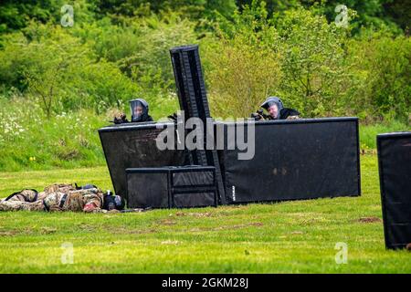 Des aviateurs du 423e Escadron des forces de sécurité défendent leur position lors d'un exercice de force sur la Force à la RAF Molesworth, en Angleterre, le 21 mai 2021. Les défenseurs de la 422d et de la 423e SFS se sont réunis pour affiner leur tir, se déplacer, communiquer des tactiques alors qu'ils ont répondu à plusieurs scénarios visant à améliorer leurs compétences dans des situations de force mortelle. Banque D'Images