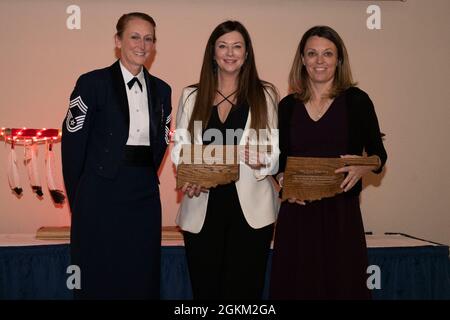 Sgt. Principal Laura Hoover, directrice du 97e Groupe des opérations, présente une plaque à Charise Leard, épouse du colonel Matthew Leard, commandant de la 97e Escadre de la mobilité aérienne (WMA), et Jenny Blaser-Kay, épouse du Sgt principal. Randy Kay II, 97e chef de commandement de la WMA, le 21 mai 2021, à la base aérienne d'Altus, Oklahoma. Ils ont été récompensés pour leur dévouement et leur soutien aux membres inscrits de la ville natale de mobilité. Banque D'Images