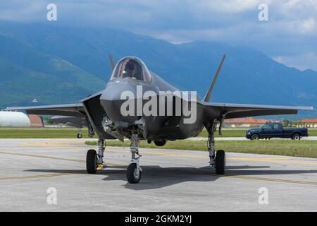 Une force aérienne italienne F-35A Lightning II a été affectée à la 32e Escadre, à la base aérienne Amendola (Italie), en taxi, tout en participant à Astral Knight 2021 (AK21) à la base aérienne d'Aviano (Italie), le 21 mai 2021. Parmi les appareils qui ont participé à l'AK21, on compte les avions F-15E Strike Eagle de la US Air Force, les appareils HH-60 Pave Hawk et C-130J Super Hercules, les avions F-35 Lightning II de la Force aérienne italienne, les avions F-16 et Erieye de la Force aérienne hellénique 145 et les avions MIG-21 BISD/UMD de la Force aérienne croate. Banque D'Images