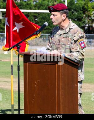 Le général de division Christopher Donahue, commandant général de la 82e Division aéroportée, parle à la soixante-dix First High School le 21 mai 2021 Fayetteville, Caroline du Nord. Le général de division Donahue parle lors de la cérémonie en l'honneur du Junior Paratrooper de l'année. Banque D'Images