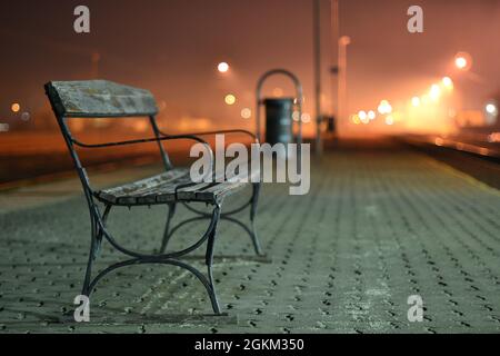 Banc rétro dans la gare la nuit. Banque D'Images