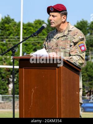 Le général de division Christopher Donahue, commandant général de la 82e Division aéroportée, parle à la soixante-dix First High School le 21 mai 2021 Fayetteville, Caroline du Nord. Le général de division Donahue parle lors de la cérémonie en l'honneur du Junior Paratrooper de l'année. Banque D'Images