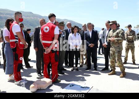 L'ambassadeur des États-Unis en Albanie Yuri Kim visite les travailleurs albanais de la Croix-Rouge à leur stand le 21,2021 mai, au cours d'une maison ouverte pour le public parrainée par l'armée qui faisait partie des activités DU DÉFENSEUR-Europe 21 à Vlore, en Albanie. Kim a fait l’éloge du travail humanitaire des volontaires à Vlore et dans toute l’Albanie, qui comprend la réponse aux catastrophes, l’éducation du public et les mesures d’atténuation de la COVID-19. DEFENDER-Europe 21 est un exercice à grande échelle dirigé par l'armée américaine, conçu pour renforcer la préparation et l'interopérabilité entre les États-Unis, les alliés de l'OTAN et les militaires partenaires. Cette année, plus de 28,000 forces multinationales Banque D'Images