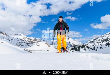 Randonnées en raquettes à une belle journée à la fin de l'hiver Banque D'Images