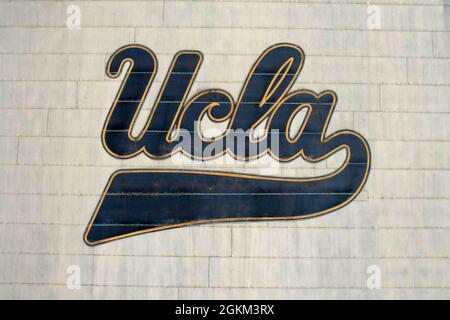 Une vue aérienne du logo de l'UCLA sur le toit du Pavillon Pauley sur le campus de l'UCLA, le jeudi 9 septembre 2021, à Los Angeles. L'arène est la maison de t Banque D'Images