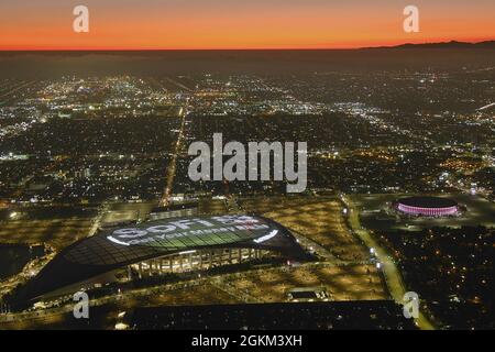 Une vue aérienne du SOFI Stadium, le mardi 14 septembre 2021, à Inglewood, En Californie, le stade accueille les Chargers de Los Angeles et les Los Angeles Banque D'Images