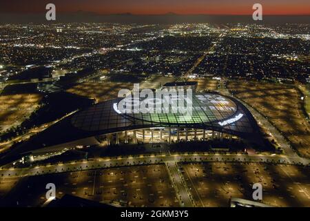 Une vue aérienne du SOFI Stadium, le mardi 14 septembre 2021, à Inglewood, En Californie, le stade accueille les Chargers de Los Angeles et les Los Angeles Banque D'Images