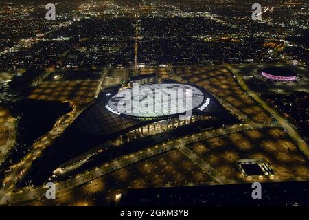 Une vue aérienne du SOFI Stadium, le mardi 14 septembre 2021, à Inglewood, En Californie, le stade accueille les Chargers de Los Angeles et les Los Angeles Banque D'Images