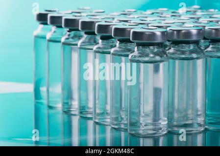 Ampoule en verre flacon pour injection médicale. La médecine est le chlorure de sodium liquide avec de la solution aqueuse en ampoule. Close up. Bouteilles ampoule multicolor. Banque D'Images