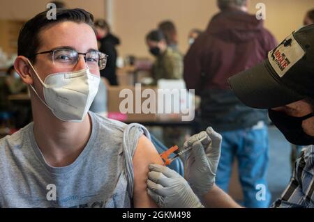 Christian Fischer, 15 ans, reçoit son vaccin COVID-19 à Patch Barracks, près de Stuttgart, Allemagne, le 22 mai 2021. Banque D'Images