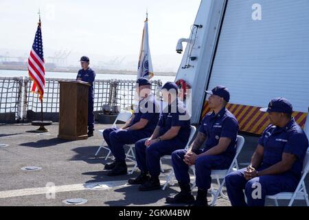 Vice ADM. Linda L. Fagan, commandant de la région du Pacifique de la Garde côtière et des Forces de défense de l’Ouest, s’adresse au commandement et à l’équipage du Cutter de la Garde côtière Stratton (LMSM 752) lors d’une cérémonie de changement de commandement tenue à bord de Stratton à l’ancre dans la baie de San Francisco, le 22 mai 2021. Le Capt Stephen Adler a soulagé le Capt Bob Little en tant que commandant de Stratton pendant la cérémonie en mer. Banque D'Images