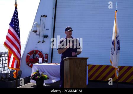 Le capitaine Bob Little, commandant du Cutter Stratton (WMSL 752) de la Garde côtière, s’adresse à l’équipage lors de la cérémonie de changement de commandement de Stratton qui s’est tenue à bord du Cutter alors qu’il était ancré dans la baie de San Francisco, le 22 mai 2021. Le Capt Stephen Adler a soulagé peu de choses en tant que commandant de Stratton pendant la cérémonie en mer. Banque D'Images