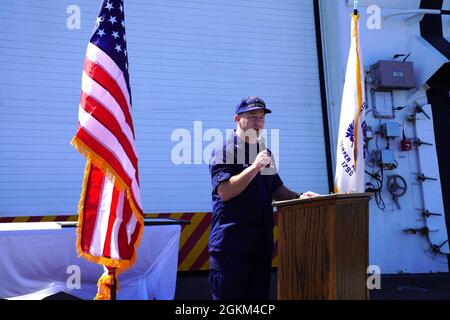 Le capitaine Stephen Adler, commandant de la Garde côtière Cutter Stratton (WMSL 752), s’adresse à l’équipage lors de la cérémonie de passation de commandement de Stratton qui s’est tenue à bord, alors qu’il était ancré dans la baie de San Francisco, le 22 mai 2021. Adler a soulagé le Capt Bob Little en tant que commandant de Stratton pendant la cérémonie en mer. Banque D'Images