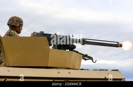 Un fantassin affecté au 2e Bataillon, 124e Régiment d'infanterie, 53e équipe de combat de la Brigade d'infanterie, lance un incendie suppressif avec la mitrailleuse de calibre .50 d'une tourelle HMMWV lors de l'entraînement conjoint pour l'intervention immédiate 21 dans la zone d'entraînement de Manjača, en Bosnie-Herzégovine (BiH), le 22 mai 2021. Réponse immédiate 21 soutient DEFENDER-Europe 21, un exercice conjoint qui met en évidence les mouvements de troupes et d'équipements à grande échelle grâce au soutien important de la Bosnie-Herzégovine, l'indispensabilité des investissements alliés et partenaires, et la préparation militaire européenne et les contributions de défense. Banque D'Images