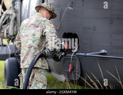 Sgt. La 1re classe José Moneró retire le tuyau de carburant de l'hélicoptère UH-60 Black Hawk à Gurabo, Porto Rico, le 22 mai 2021. Le gouverneur de Porto Rico, Pedro Pierluisi, a activé la Garde nationale pour soutenir le Service des incendies de Porto Rico afin de lutter contre les incendies dans les municipalités de Gurabo et Cayey afin de protéger la santé, le bien-être et les biens des résidents. Banque D'Images