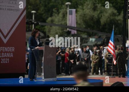 L'ambassadeur des États-Unis en Albanie, Yuri Kim, prend la parole lors de la cérémonie finale de la réponse immédiate 21, sur la place mère Teresa à Tirana, la capitale albanaise, le dimanche 23 mai 2021. Cet exercice fait partie du plus important ÉVÉNEMENT d'entraînement GLOBAL DEFENDER-Europe 21, qui se concentre sur l'entraînement d'échange et l'interopérabilité entre les États-Unis, l'OTAN et ses alliés. Kim a visité plusieurs zones d'entraînement pendant l'exercice et a parlé fortement de la relation naissante entre l'armée de la nation hôte et les membres du service propre des États-Unis. Banque D'Images