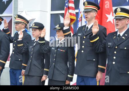 Tiffany Paruolo, cadet de la Reserve Officer Training Corp (ROTC) de Kings Park, NY, affecté au 142e Régiment d'aviation du 3e Bataillon de la Garde nationale de l'armée de New York, récite son officier de l'armée américaine Oath of Office lors de sa cérémonie de mise en service, au Musée de l'armure américaine, Old Bethpage, NY, le samedi 22 mai, 2021. Depuis 2017, le 2e LT Paruolo est enrôlé comme 35F, formé et foré avec la Garde nationale de l'Armée de New York, 3e Bataillon 142 Aviation Regiment, dans le programme de membres simultanés (SMP) tout en accomplissant sa formation requise par l'intermédiaire de l'officier par l'intermédiaire du ROT Banque D'Images