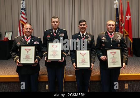 (De gauche à droite) Lt. Col. Kevin Leitch, Capt. Nathan Griffin, Sgt. Eric Dwelle, de 1re classe, et Sgt. Kevin Dimond de 1ère classe montre leur prix de bronze de Fleury après une cérémonie au siège de la Garde nationale de l'Utah le 22 mai 2021. Les prix de Fleury rendent hommage à ceux qui ont apporté d'importantes contributions à l'ingénierie de l'Armée de terre. Banque D'Images