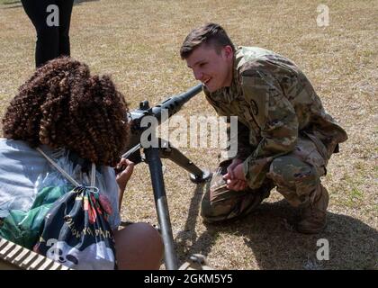 SPC. Dawson Chvis, un militaire M1 affecté à la Compagnie Bravo, 1er Bataillon, 252e Régiment d'armure, 30e équipe de combat de brigade blindée, supervise une recrue potentielle exploitant un système d'armes militaires lors d'une expérience de la Garde nationale de l'Armée de Caroline du Nord à l'Armory de la Garde nationale à Fayetteville, en Caroline du Nord, le 22 mai 2021. Environ 30 invités ont appris à connaître le char M1 Abrams, les opérations de parachutisme, les systèmes d'armes individuels, le test de condition physique de combat de l'Armée, les possibilités de carrière médicale sur le terrain et les avantages d'être un soldat de la Garde NC. Le NCARNG est une équipe toujours prête, prête de citiz Banque D'Images